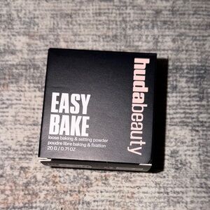 HUDA BEAUTY Easy Bake Loose Powder Banana bread